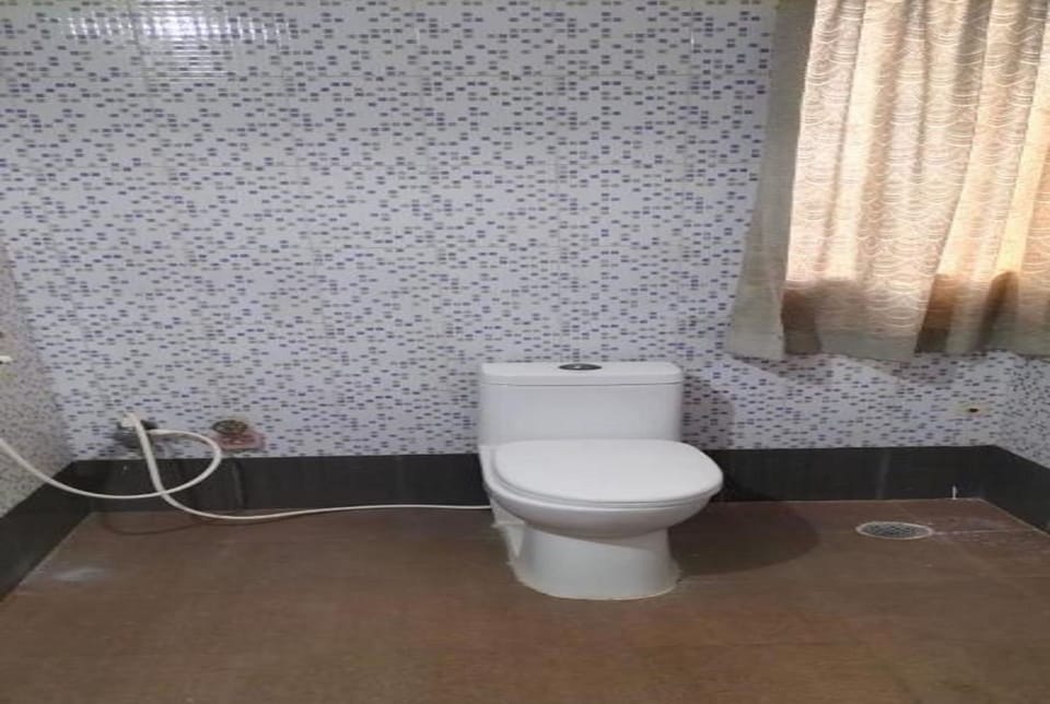 Deluxe Quadruple Room | Bathroom | Shower, hydromassage showerhead, towels