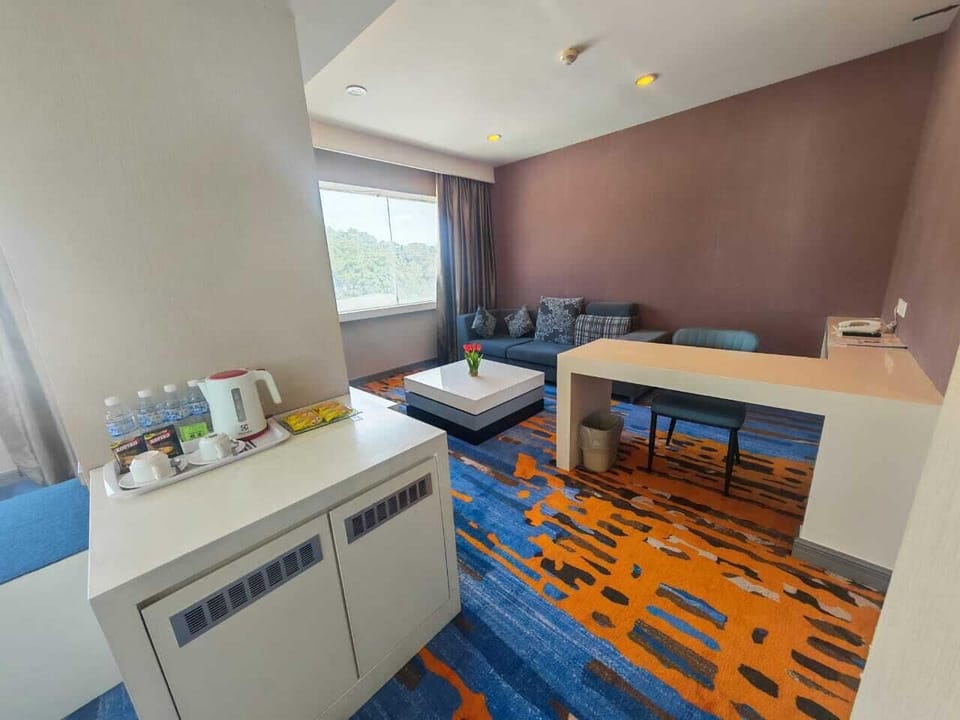 VIP Suite | Minibar, in-room safe, desk, laptop workspace
