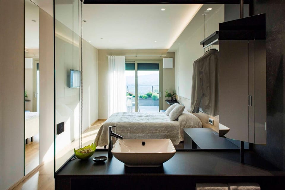 Premium bedding, down comforters, minibar, in-room safe