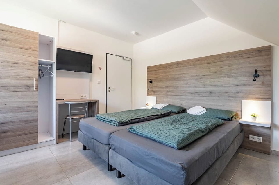 Basic Room | Desk, laptop workspace, blackout drapes, soundproofing