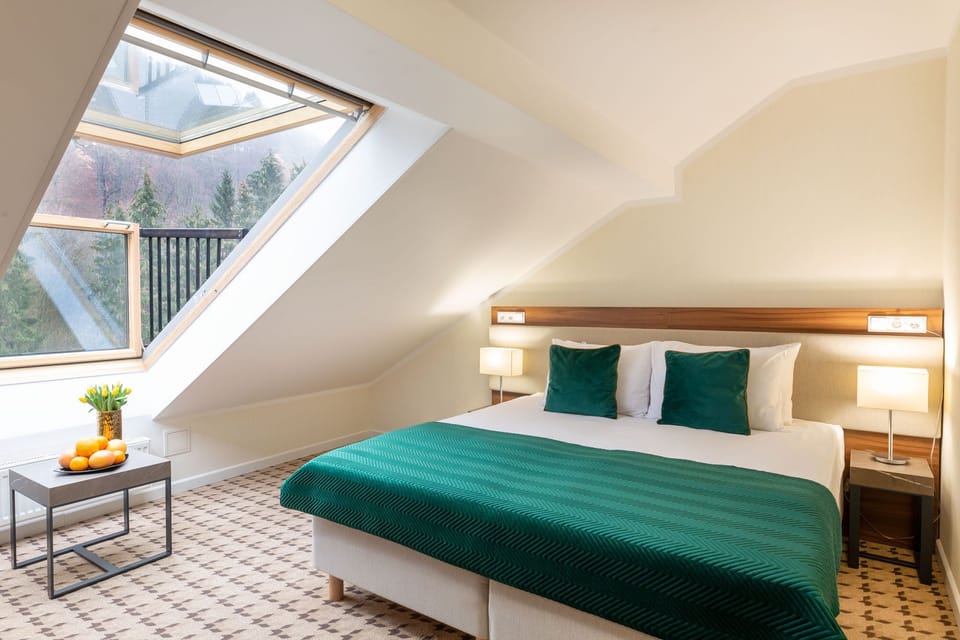 Family Room | Desk, laptop workspace, WiFi (free), bed sheets