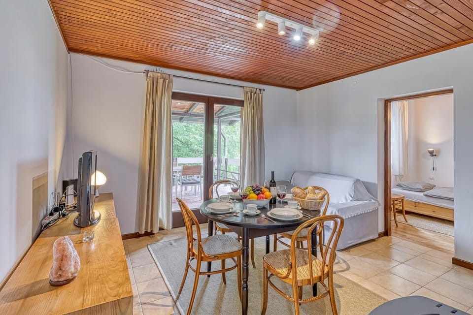 Honeymoon House, 1 Bedroom, Terrace, Mountainside (Lovely House Near Zagreb With Terrace) | Dining