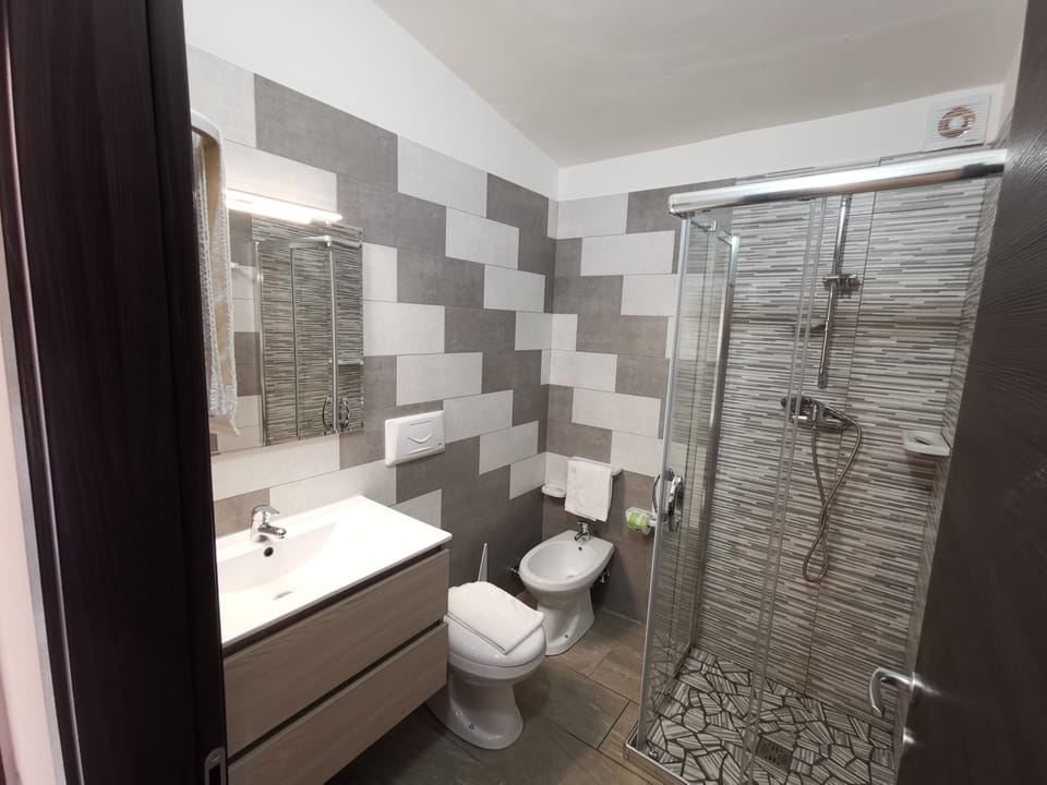Double Room | Bathroom | Shower, free toiletries, hair dryer, bathrobes