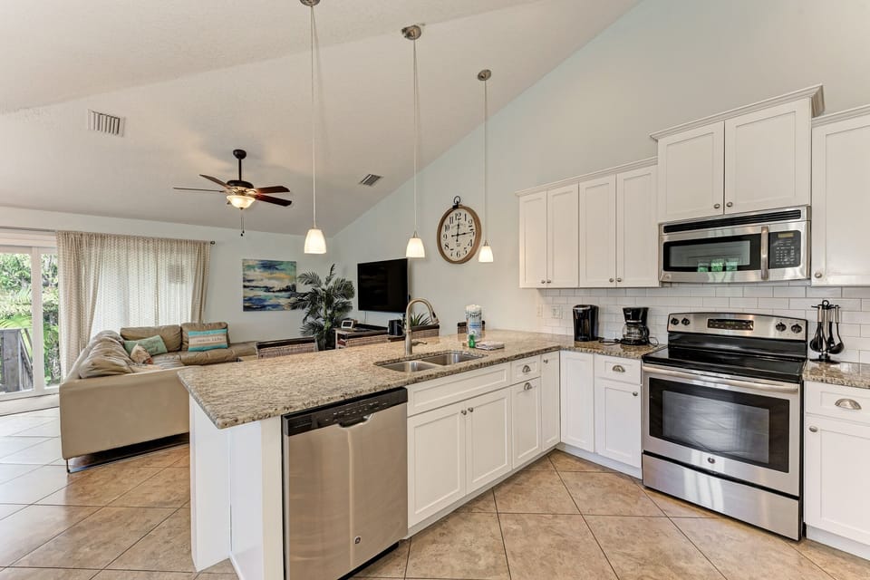 Townhome, 4 Bedrooms | Private kitchen | Fridge, oven, coffee/tea maker, toaster