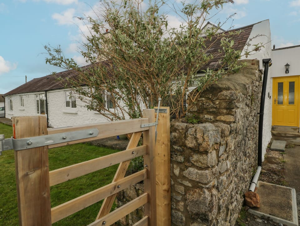 Cottage | Property grounds