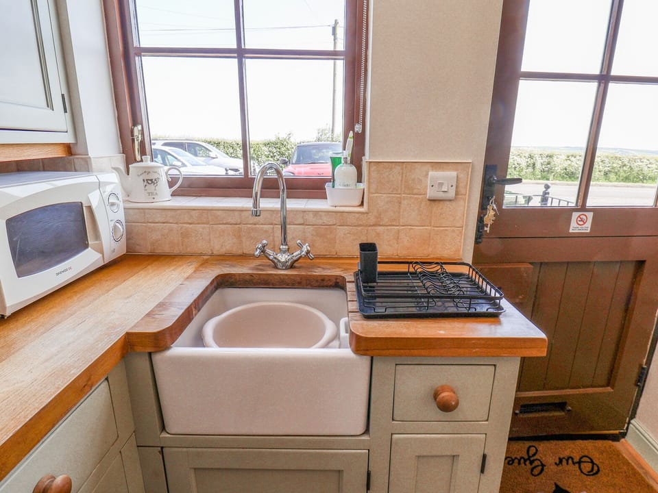 Cottage | Private kitchen | Fridge, dishwasher, electric kettle, toaster