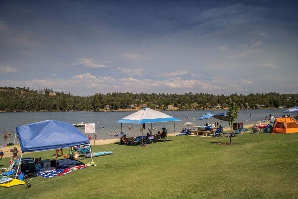 Marina Beach Lodge - Lakefront Home on Beach! by Yosemite Region Resorts House in Groveland
