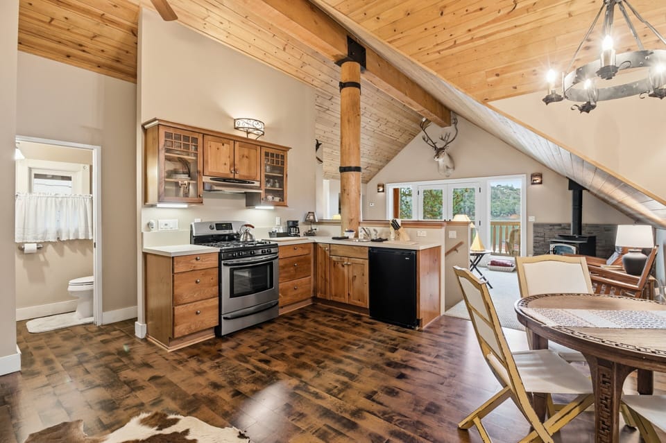 House, 4 Bedrooms | Private kitchen | Fridge, coffee/tea maker, electric kettle, toaster