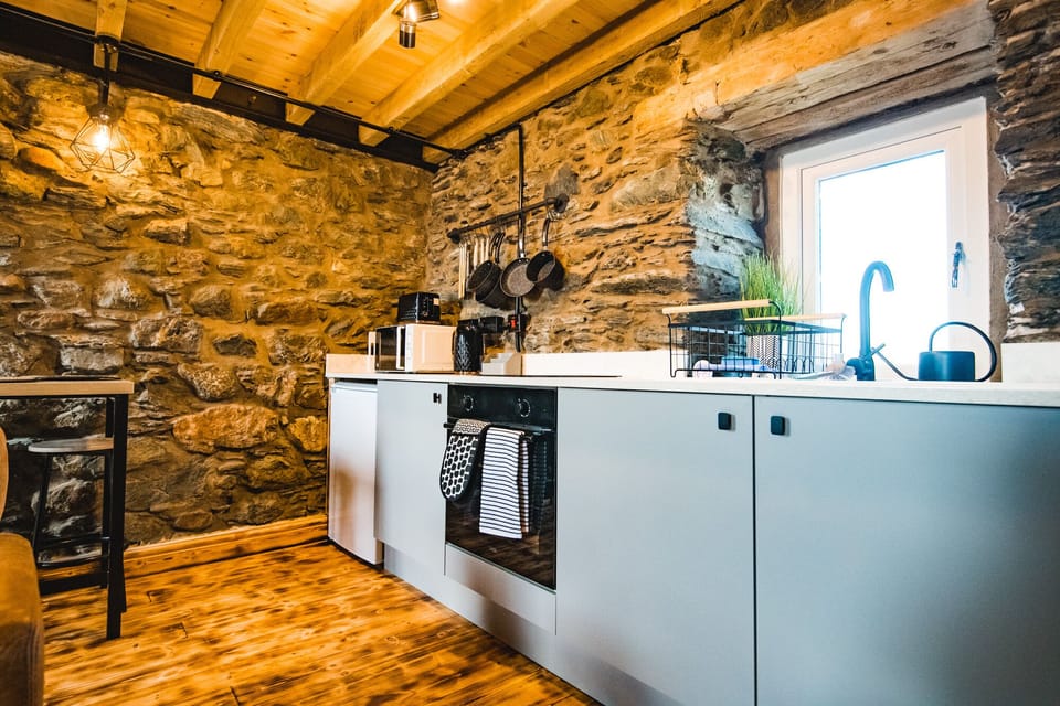 Cottage | Private kitchen | Fridge, microwave, oven, stovetop