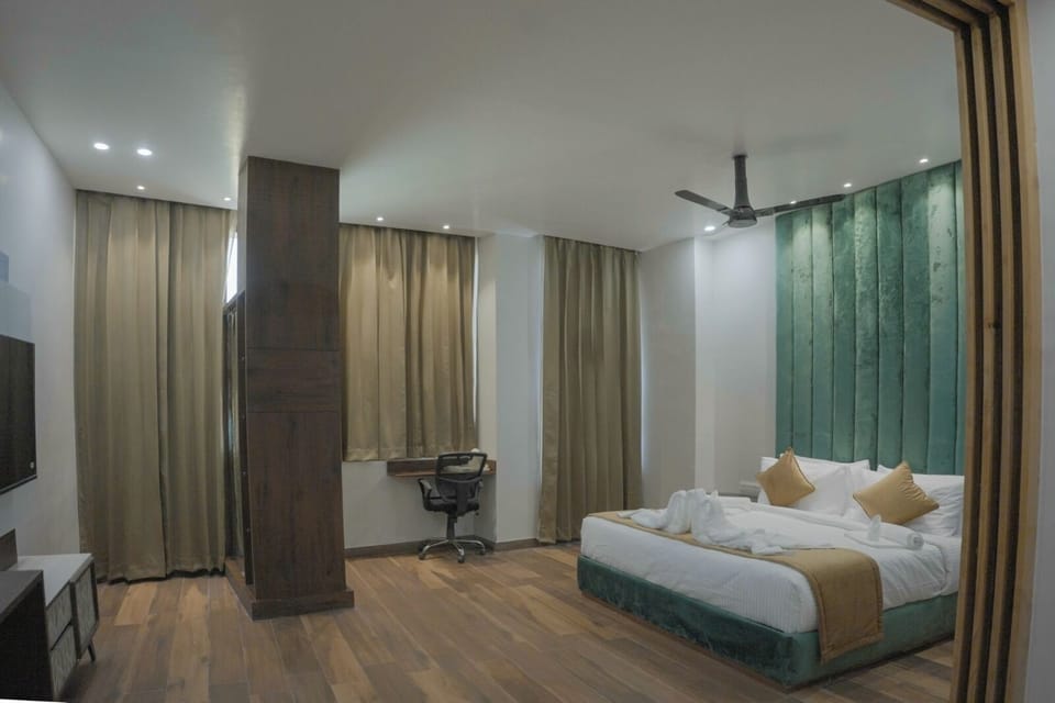 Signature Room | Minibar, free WiFi, bed sheets