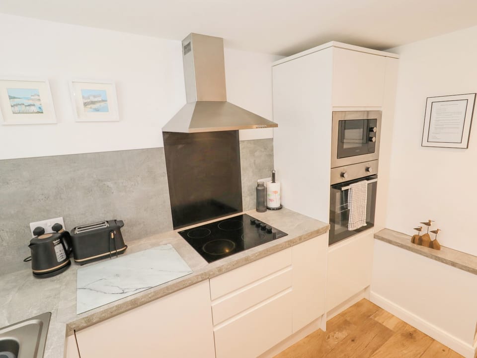Cottage | Private kitchen | Fridge, electric kettle, toaster, cookware/dishes/utensils