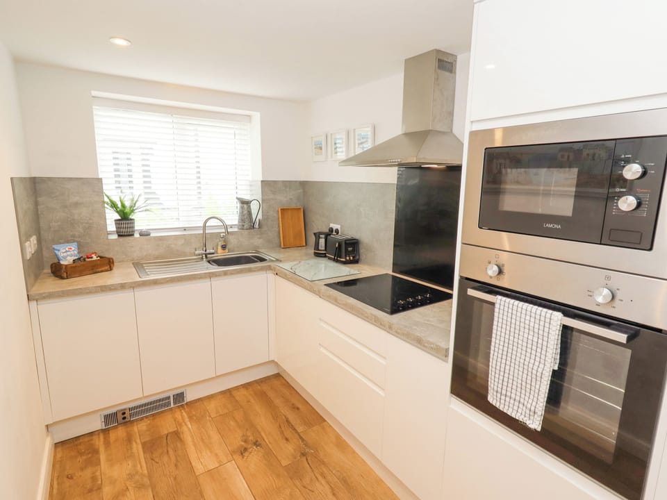 Cottage | Private kitchen | Fridge, electric kettle, toaster, cookware/dishes/utensils