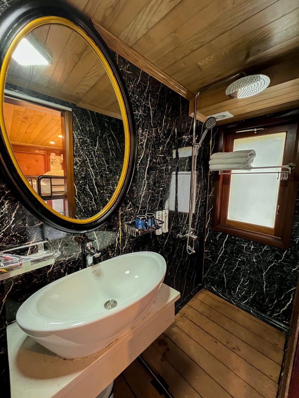 Standard Shared Dormitory, Mixed Dorm, Bay View | Bathroom | Shower, slippers, bidet, towels