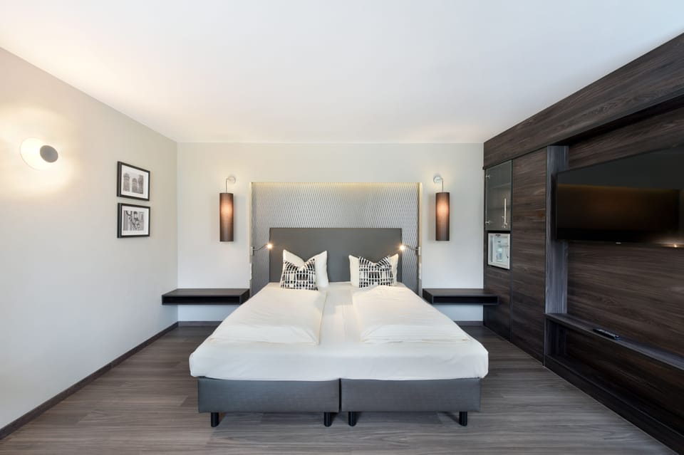 Junior Suite | Hypo-allergenic bedding, in-room safe, desk, soundproofing