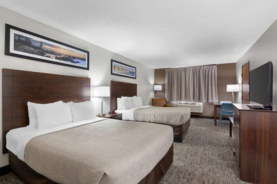 Room | Blackout drapes, iron/ironing board, free cribs/infant beds