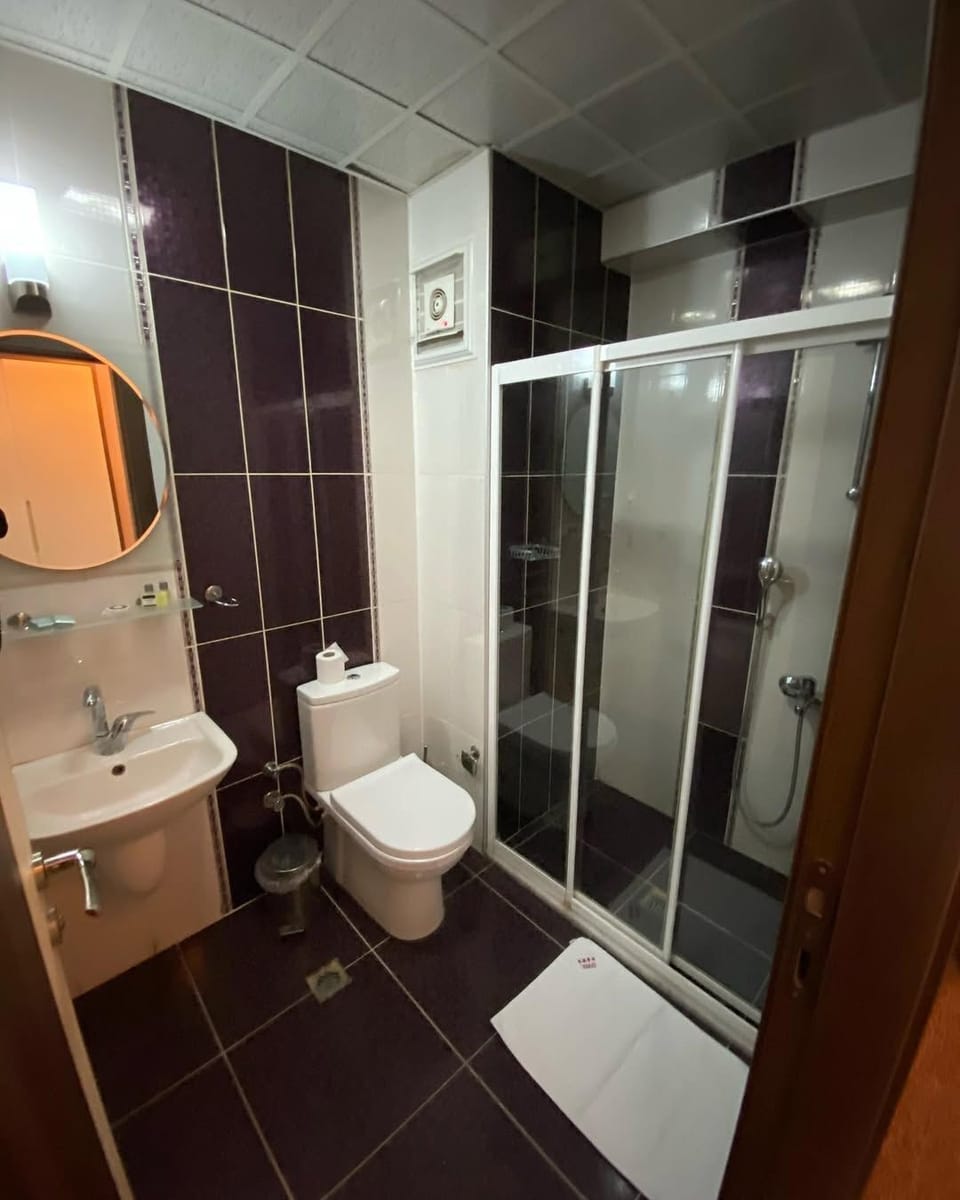 Combined shower/tub, hair dryer, slippers, towels
