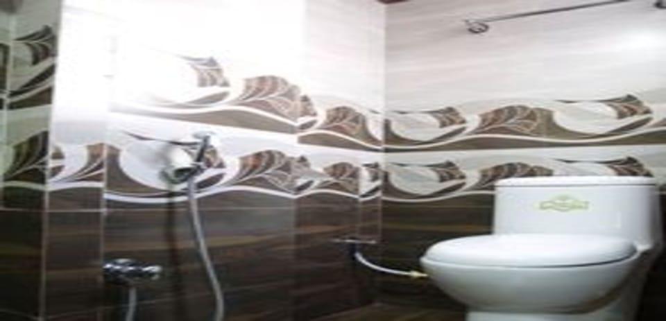 Deluxe Single Room | Bathroom | Shower, rainfall showerhead, towels, soap