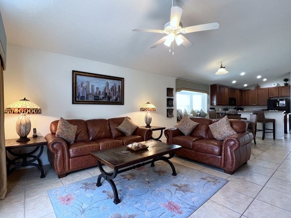 House, 4 Bedrooms | Living area