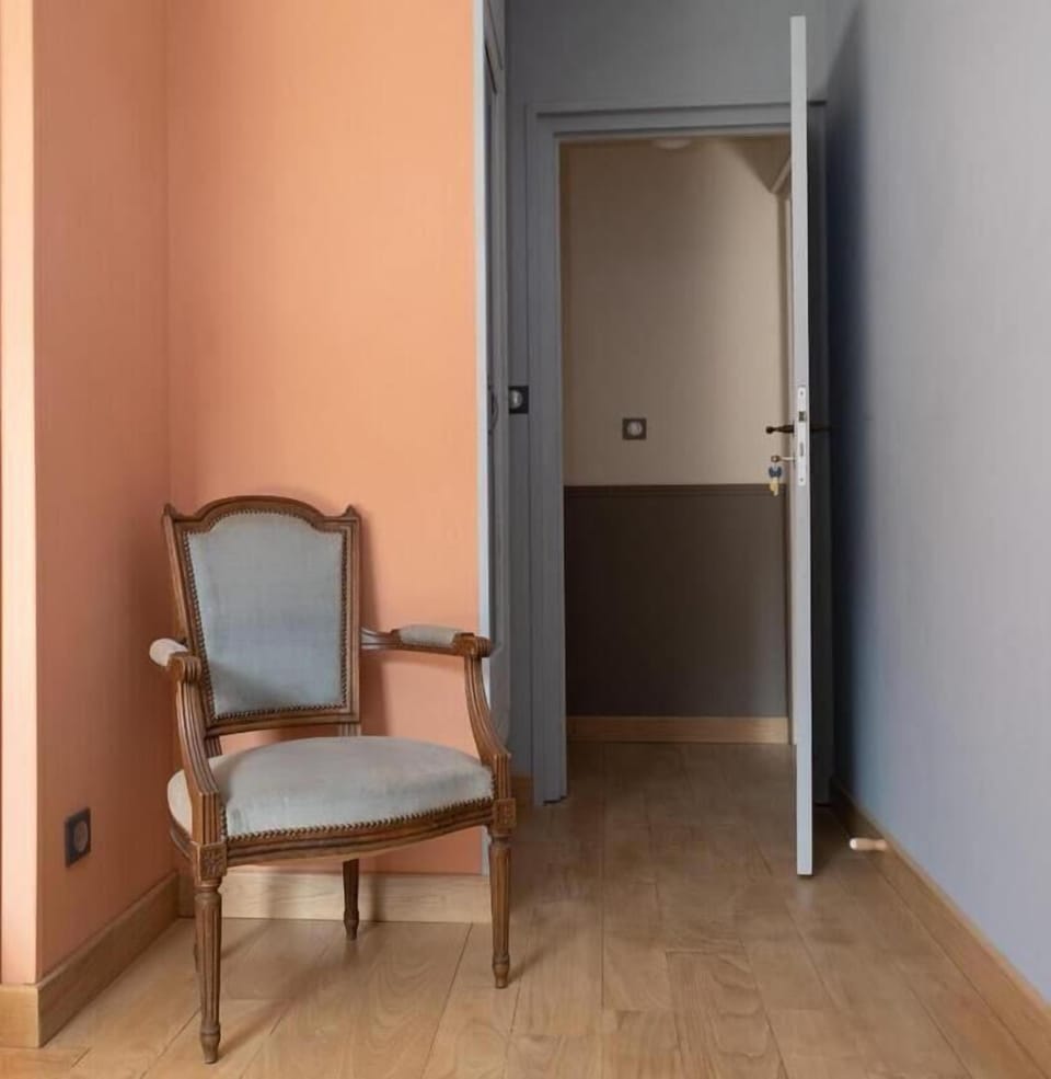 Individually decorated, individually furnished, laptop workspace