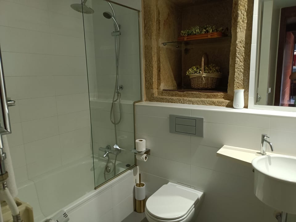 Deluxe Double Room | Bathroom | Hair dryer, towels