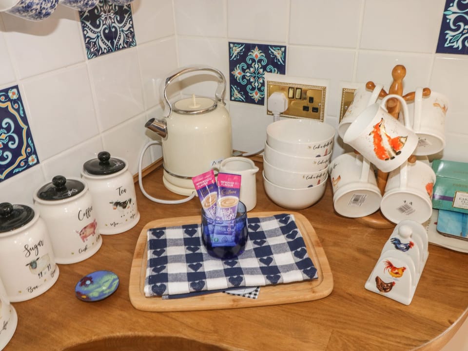 Fridge, cookware/dishes/utensils