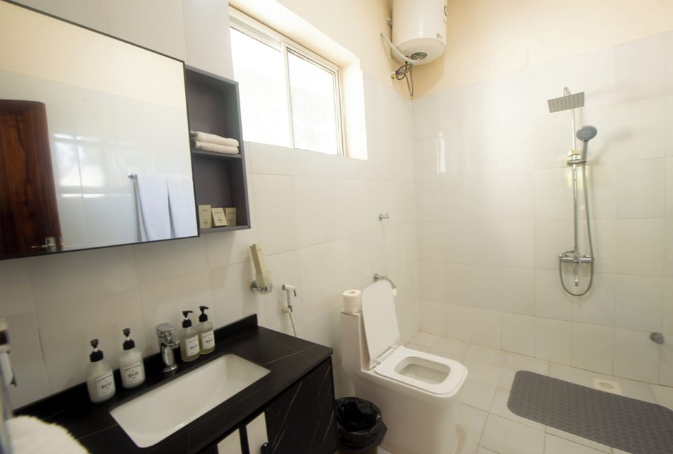 Family Double or Twin Room | Bathroom | Shower, rainfall showerhead, free toiletries, hair dryer