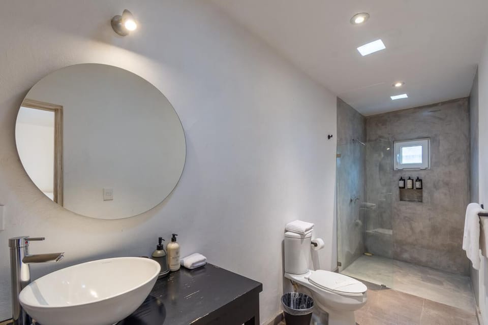 Standard Room | Bathroom | Shower, rainfall showerhead, hair dryer, towels