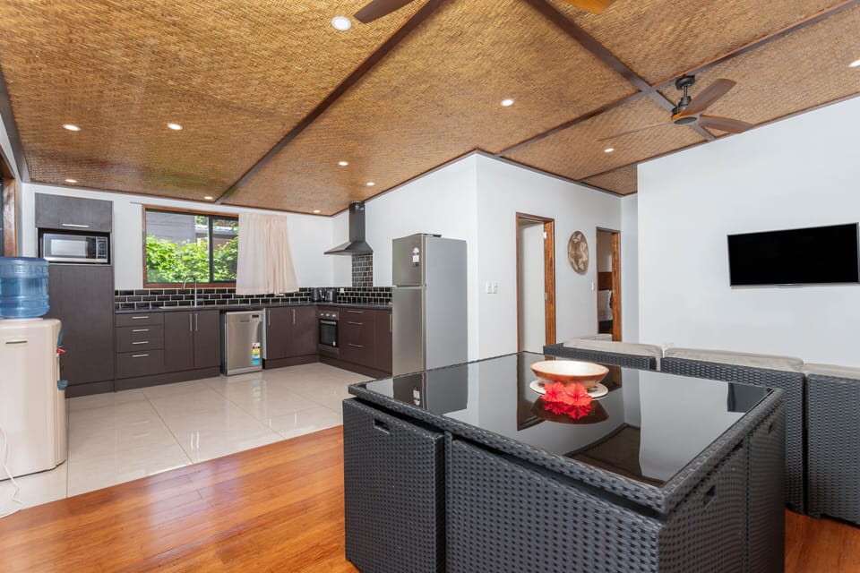 Comfort Suite | Living area | Flat-screen TV