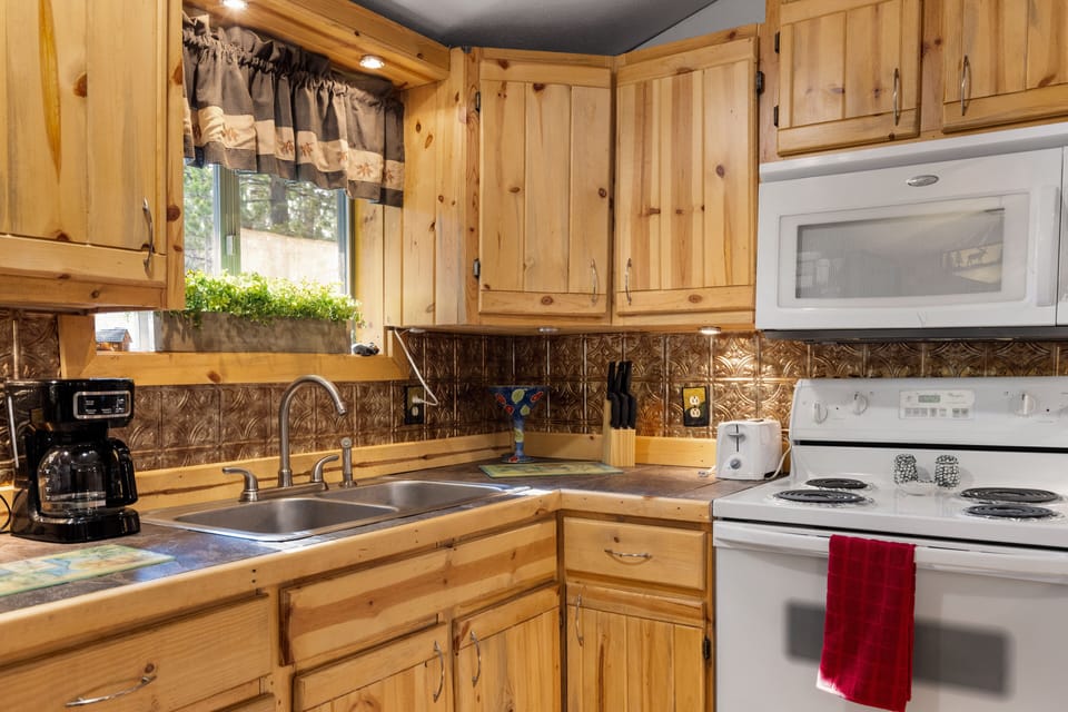 House (2 Bedrooms) | Private kitchen | Fridge, microwave, oven, stovetop