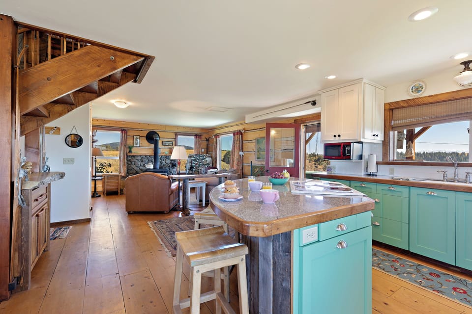 House (2 Bedrooms) | Private kitchen | Fridge, microwave, oven, stovetop