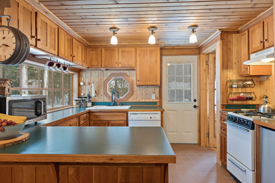 House (4 Bedrooms) | Private kitchen | Fridge, microwave, oven, stovetop