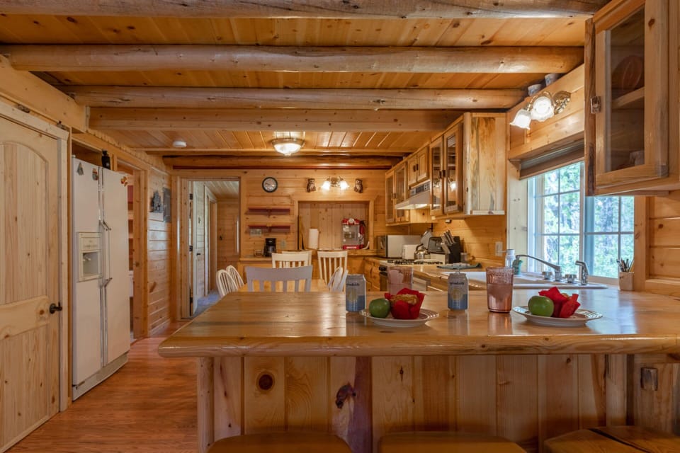 House (3 Bedrooms) | Private kitchen | Fridge, microwave, oven, stovetop
