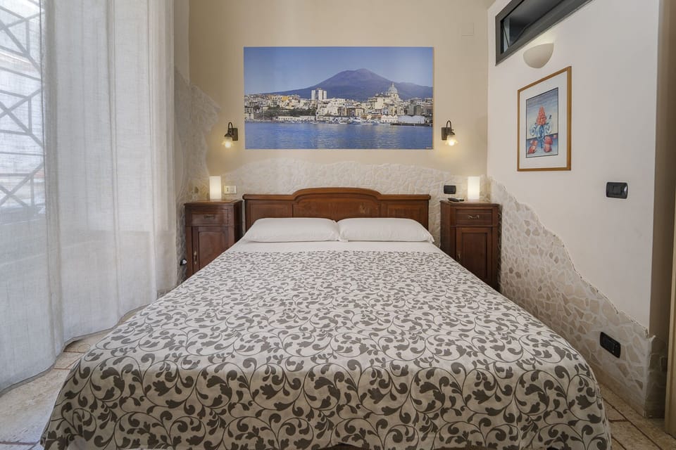 Comfort Quadruple Room | Desk, soundproofing, WiFi (free)
