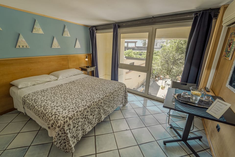 Comfort Double Room | Desk, soundproofing, WiFi (free)