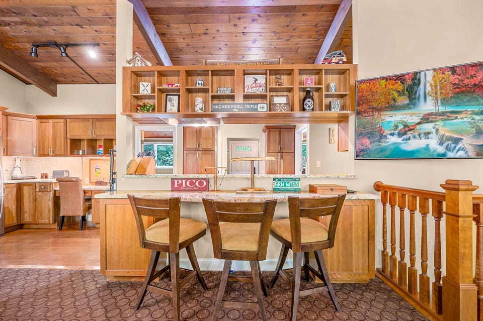 House, 4 Bedrooms | Bar (on property)