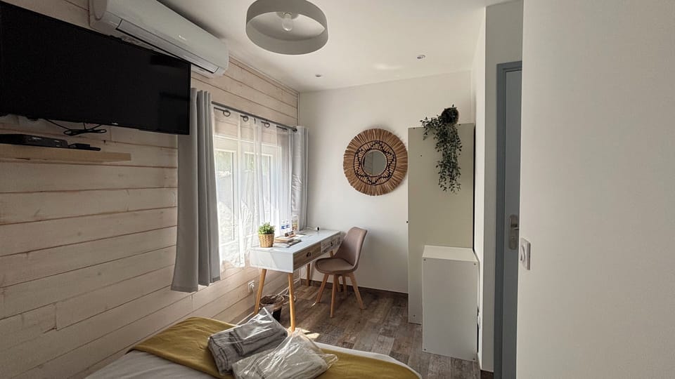 Chambre Nº 2 avec Lit Double | Individually decorated, individually furnished, laptop workspace