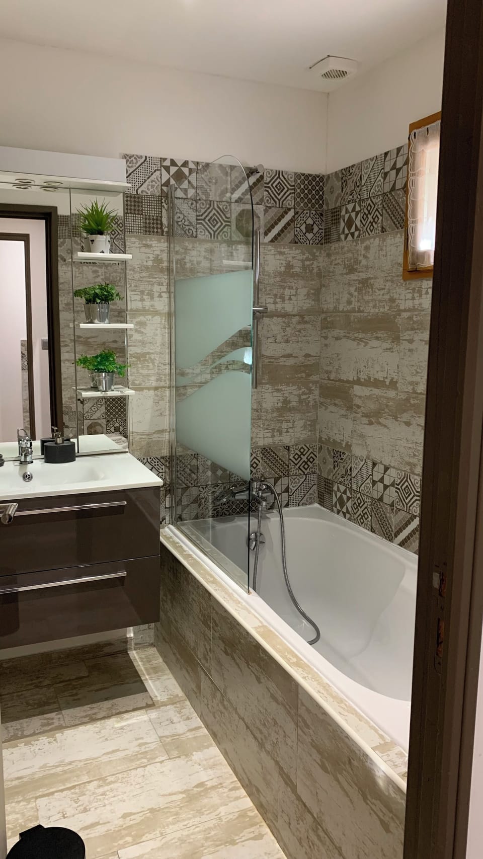 Comfort Studio | Bathroom | Combined shower/tub, rainfall showerhead, hair dryer, towels