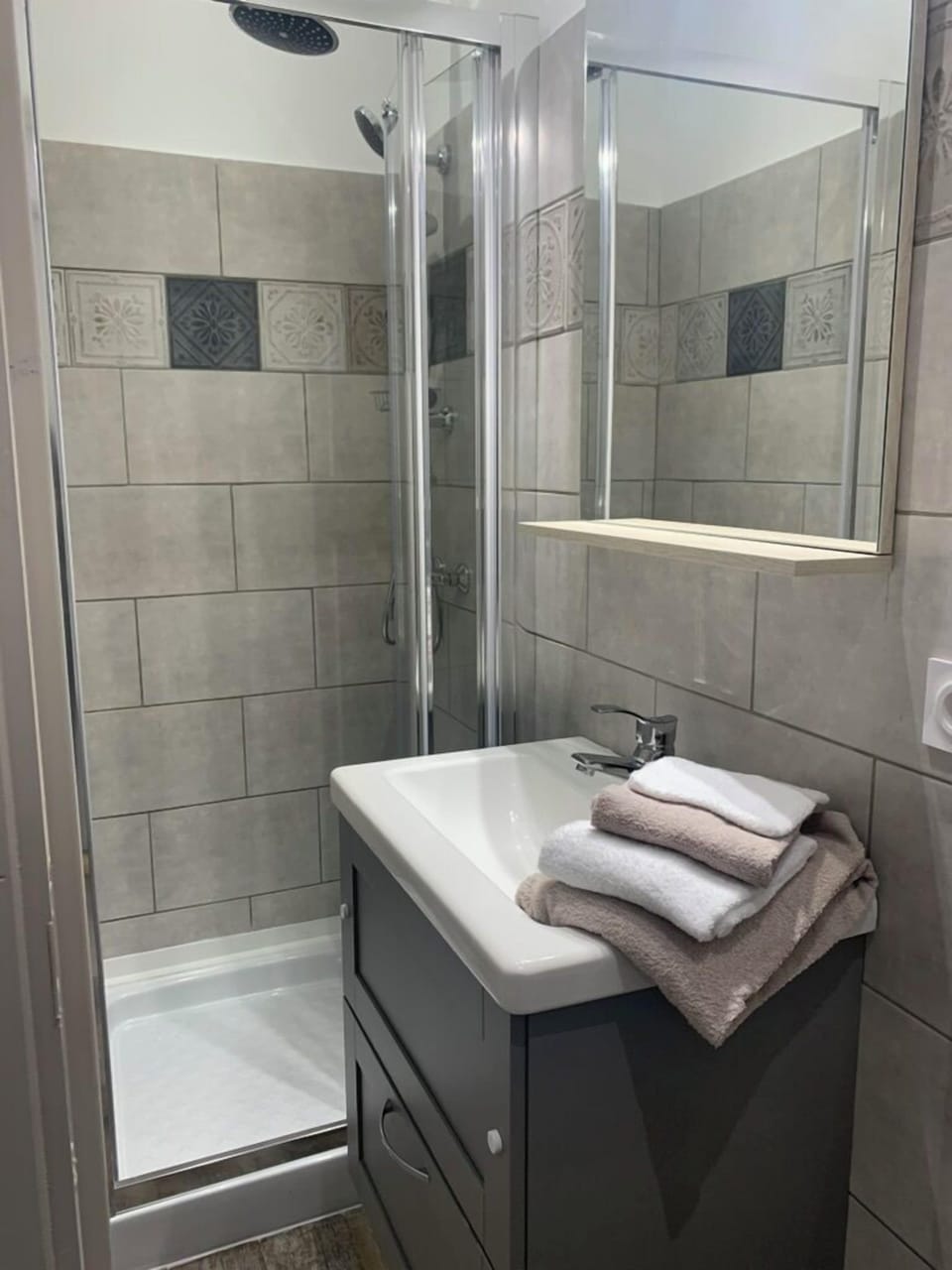 Chambre Nº 1 Double | Bathroom | Combined shower/tub, rainfall showerhead, hair dryer, towels