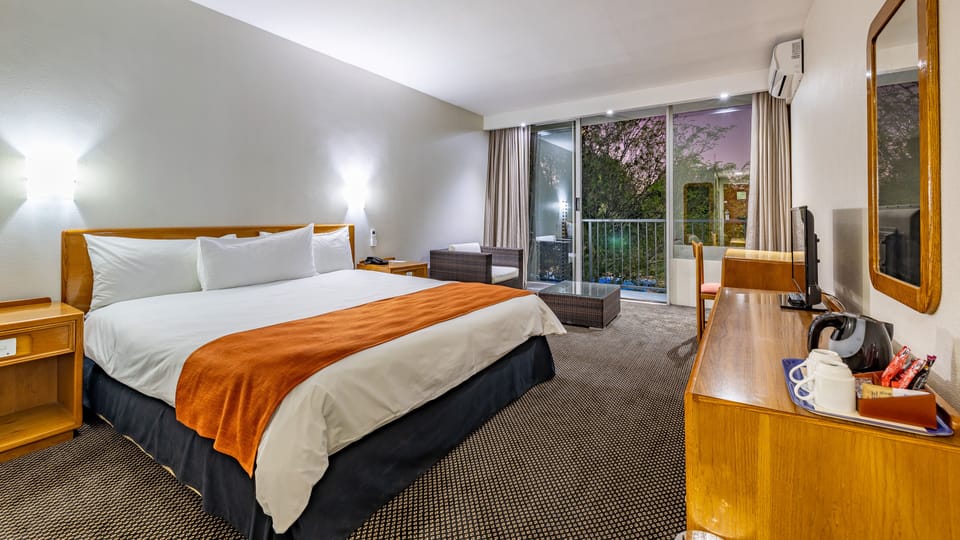 Luxury Suite | Desk, free WiFi, bed sheets