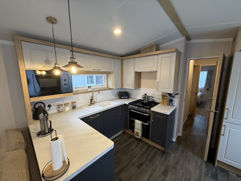 Superior Apartment, Private Bathroom, Garden View (Hot Tub Lodge            ) | Private kitchen | Ice maker