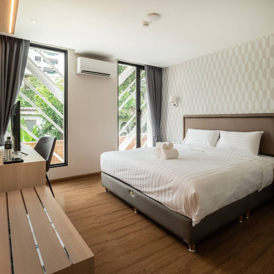 Superior Double or Twin Room with City View | Bathroom | Shower, rainfall showerhead, slippers, towels