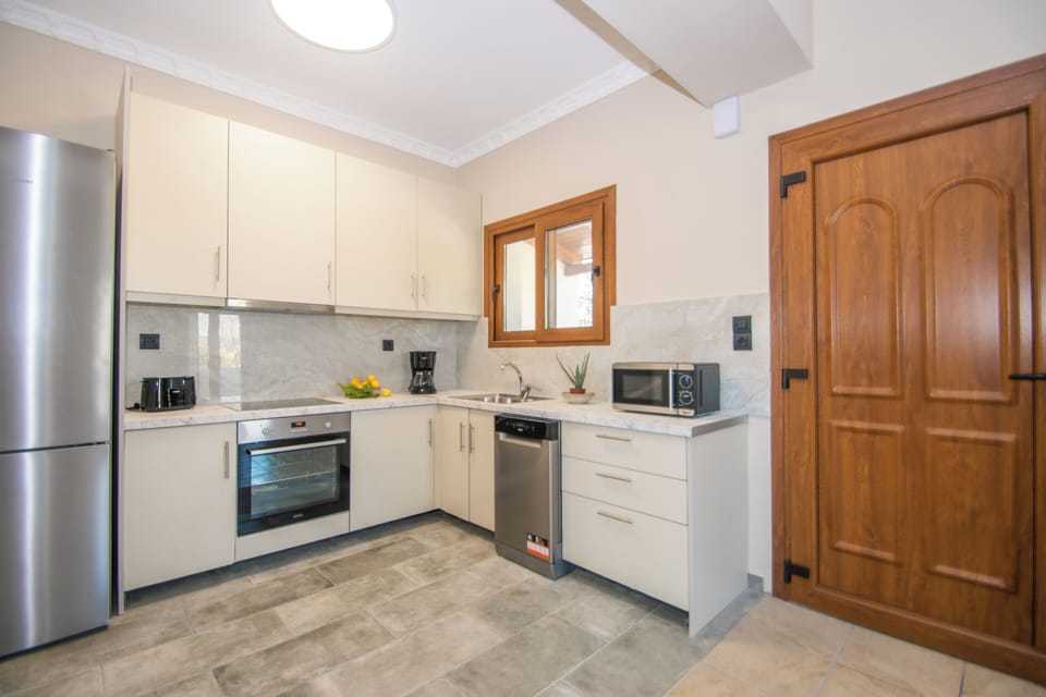 Honeymoon Villa | Private kitchen | Full-size fridge, microwave, oven, electric kettle