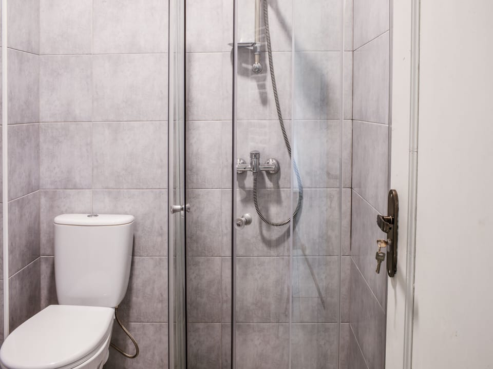 Basic Double Room, 2 Twin Beds | Bathroom