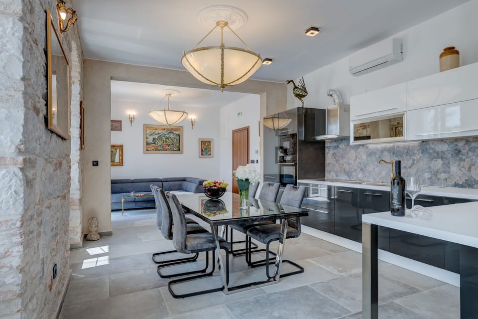 Grand Apartment with Sea View and Balcony | Living area | 100-cm flat-screen TV with satellite channels, TV
