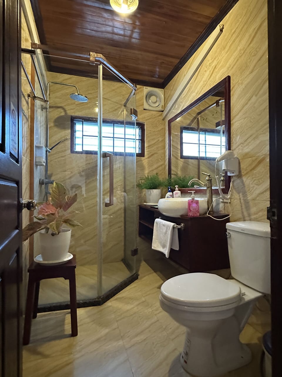 Shower, hydromassage showerhead, free toiletries, hair dryer