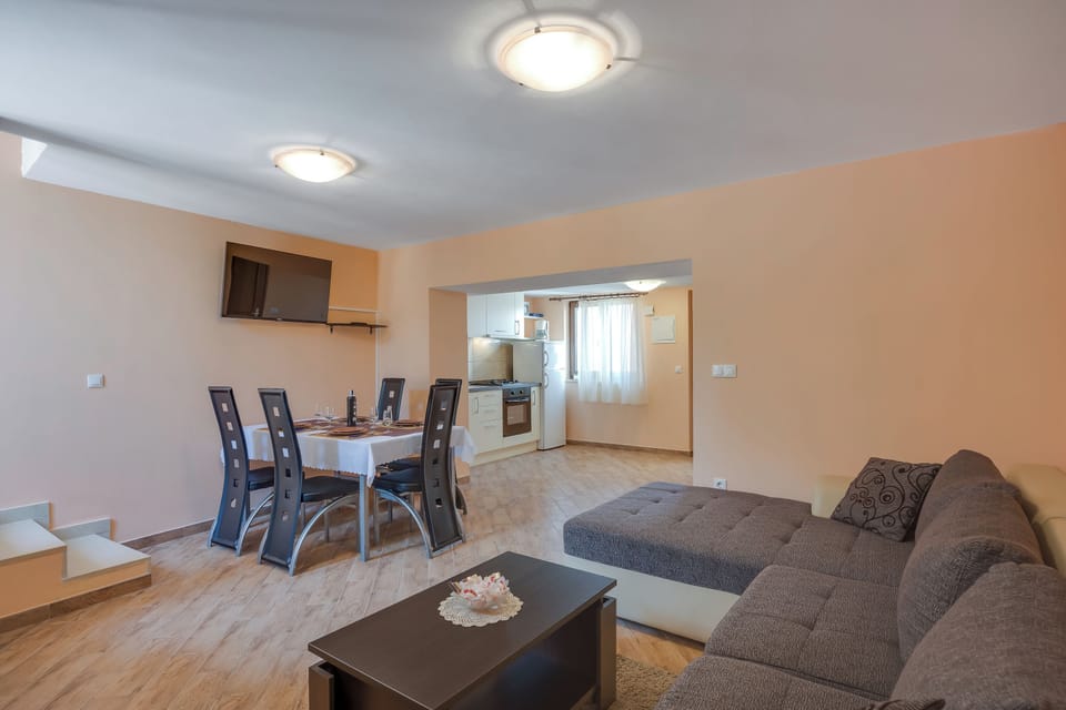 Family House, 2 Bedrooms, Microwave (Holiday Home Ema) | Living area | TV