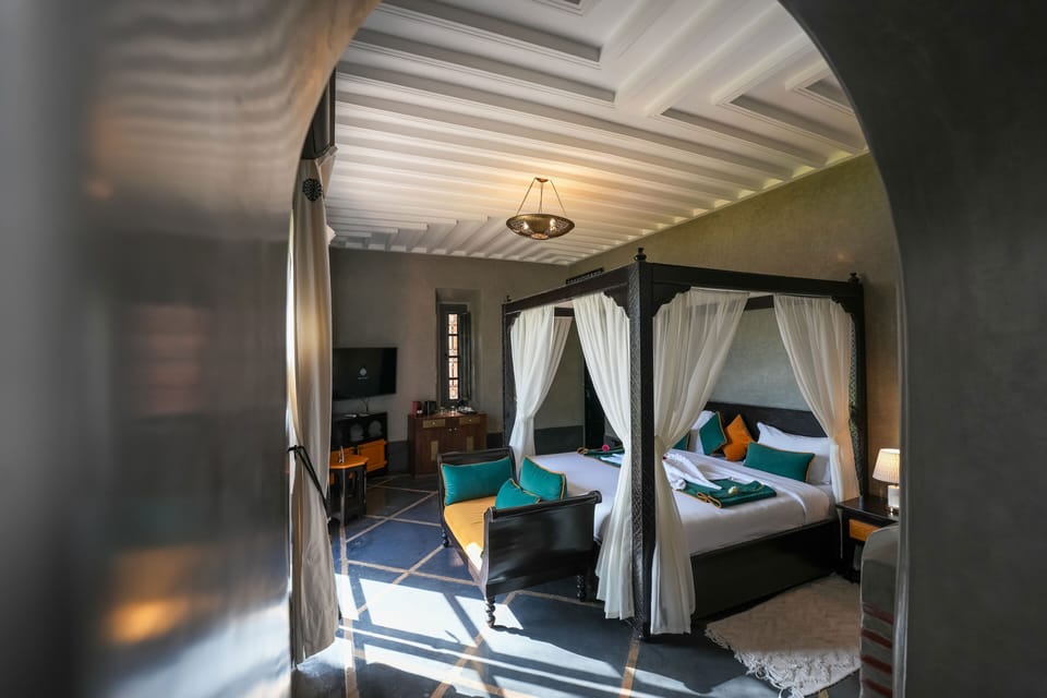 Superior Suite, 1 King Bed, Private Bathroom, Pool View | 1 bedroom, in-room safe, free WiFi