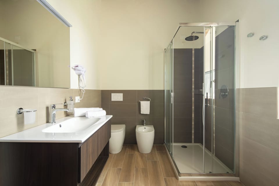 Single Room | Bathroom | Shower, rainfall showerhead, hair dryer, bidet