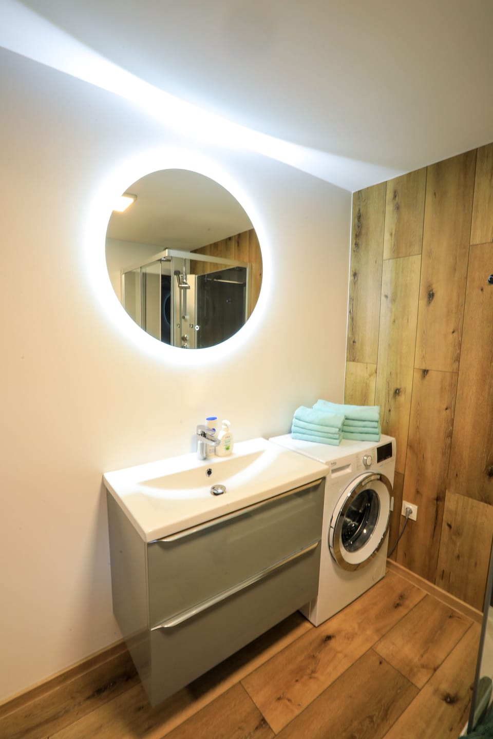 Family Studio Suite | Bathroom | Shower, hair dryer, slippers, towels
