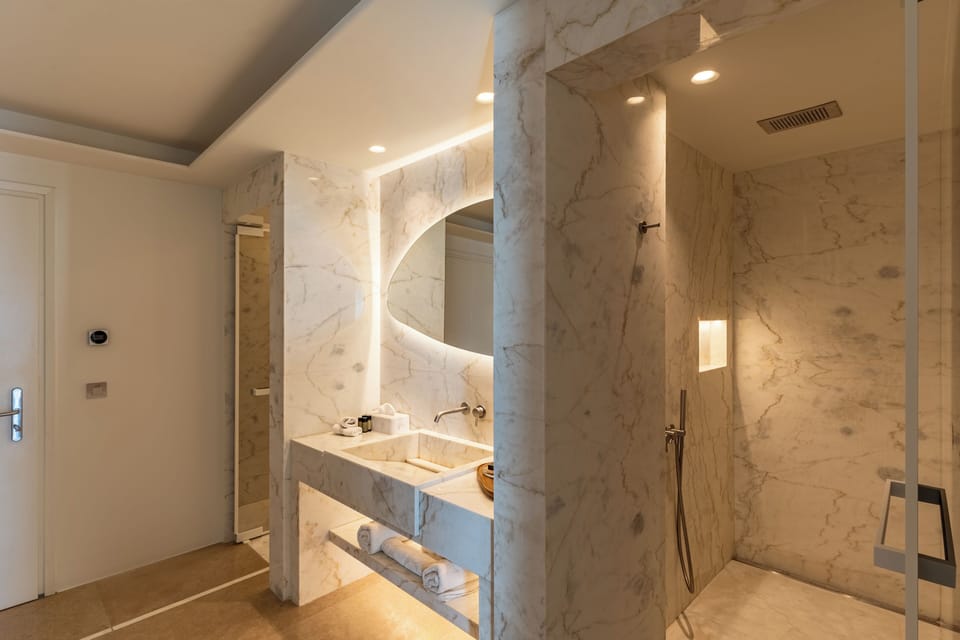 Junior Suite with Private Pool | Bathroom | Shower, free toiletries, hair dryer, bathrobes